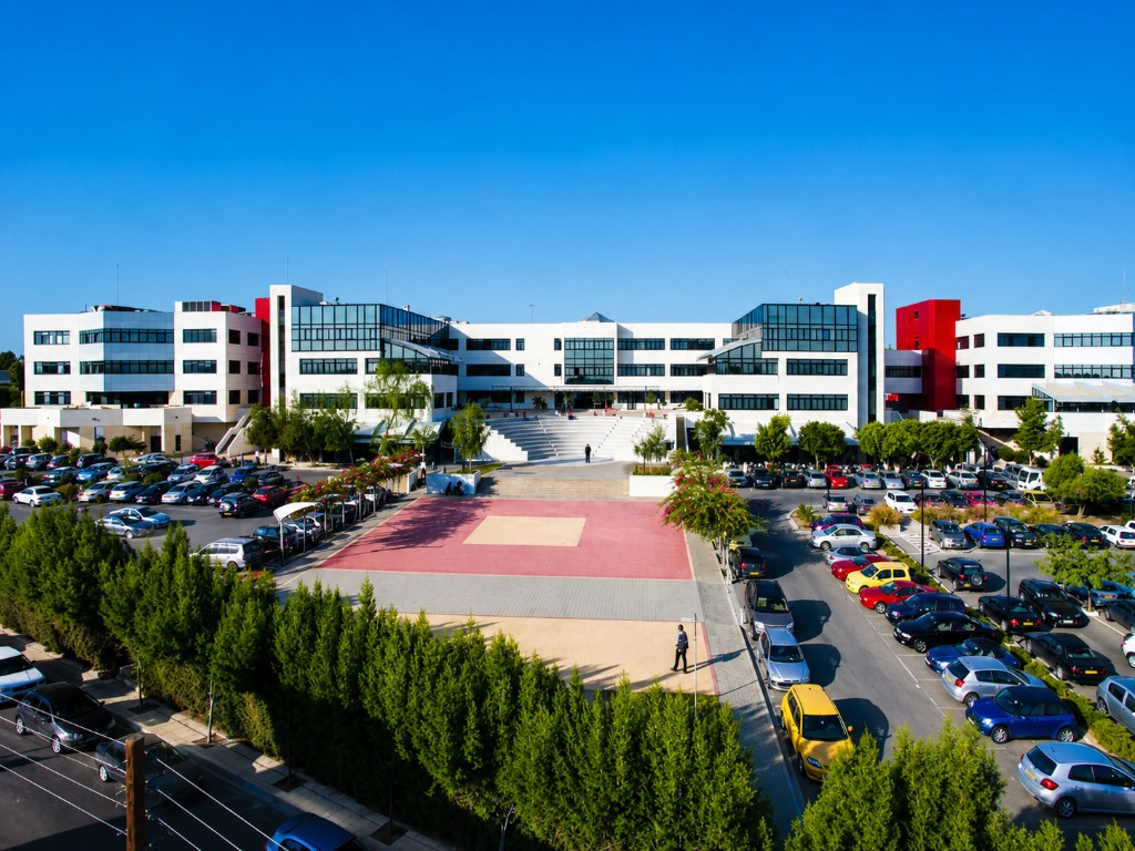 Εξωτερικό αμφιθέατρο και κτίρια του University of Nicosia
